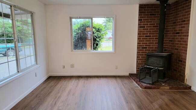 Foto del edificio - Freshly renovated, bright, and spacious, o...