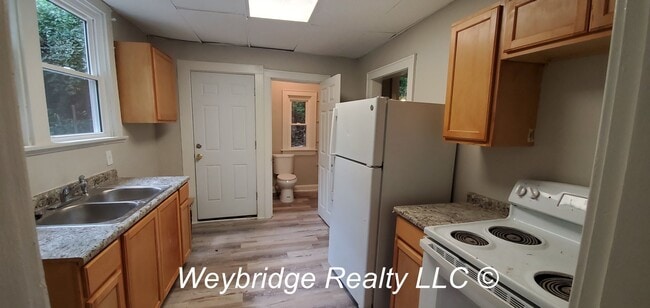 Building Photo - Nice 2 Bedroom 1.5 Bath Single Family Home...