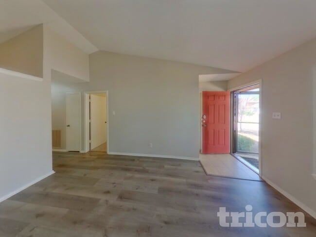 Foto del edificio - 4652 Baytree Dr