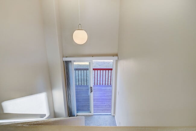 Building Photo - Updated 2-Bed Townhome in Ptarmigan Valley...
