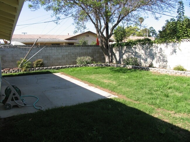 Building Photo - Remodeled 3 Bedroom 2 Bath Plus Office Sin...