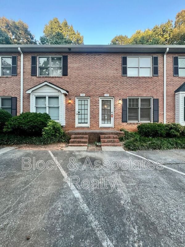 Building Photo - 1419 King Charles Dr