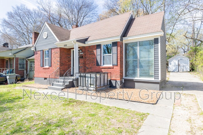 Photo - 1055 University St House