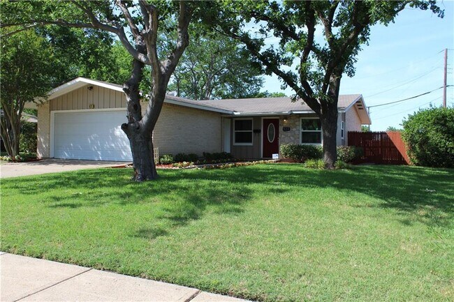 Building Photo - 822 Vinecrest Ln