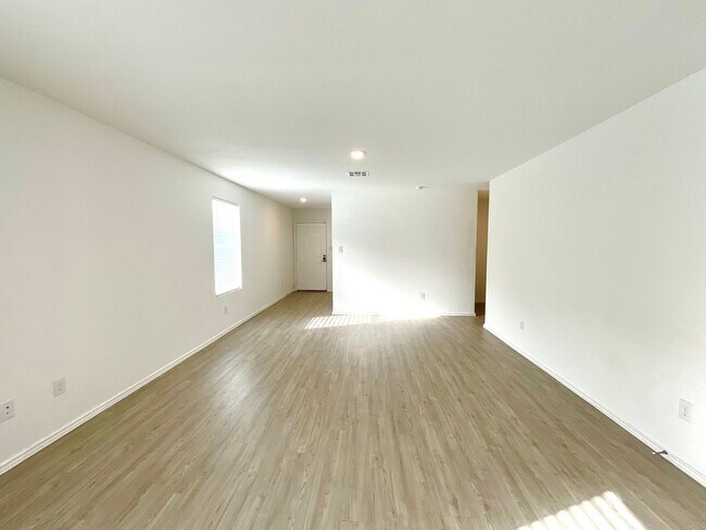 Building Photo - **APPLICATION RECEIVED** *MOVE IN SPECIAL* Charming 3-Bedroom Home with Fenced Yard & Full Applia...