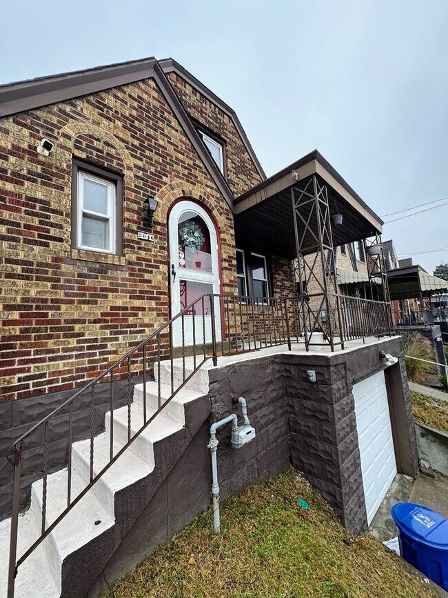 Building Photo - 3 bed 1 bath - great location, laundry, of...