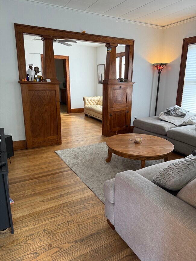 Sala de estar en la planta principal - 670 S Governor St