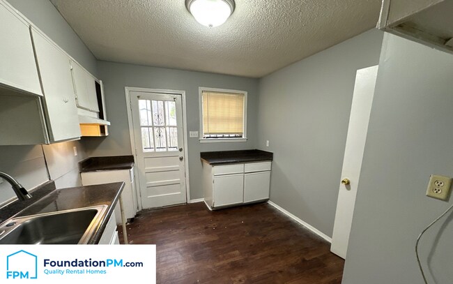 Building Photo - 3803 Hyacinth Dr