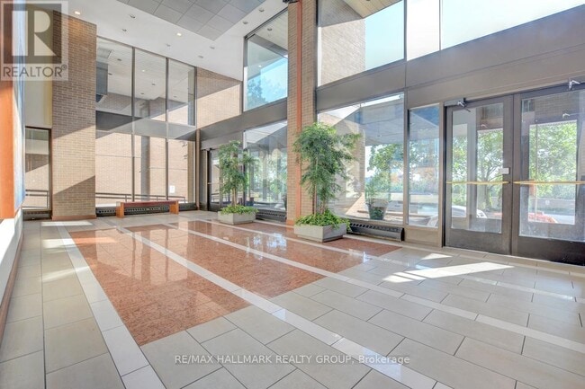 Building Photo - 515 St. Laurent Blvd