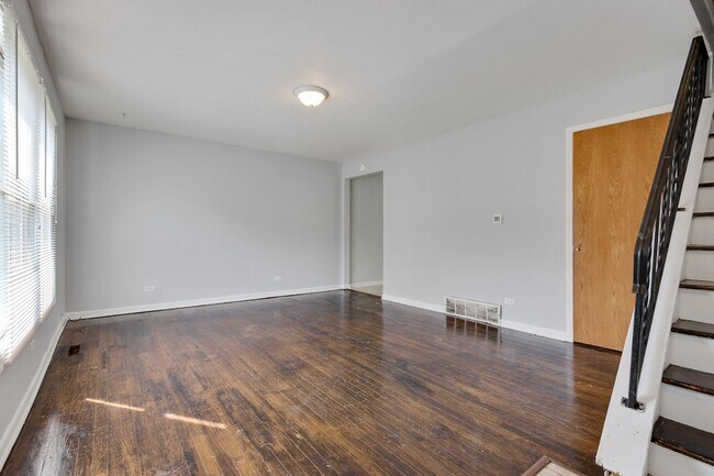 Foto del edificio - 843 McHenry Rd