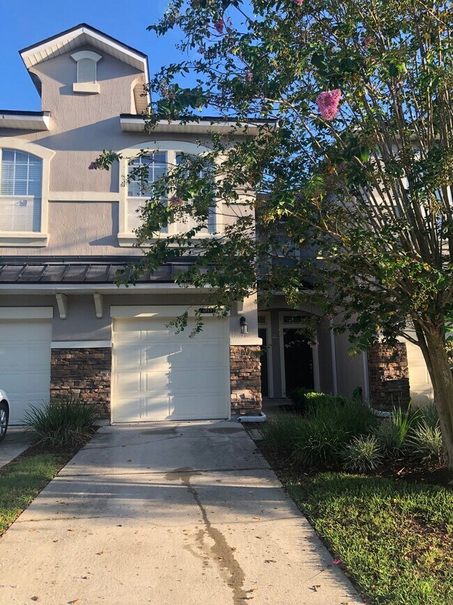 Building Photo - 3 Bedroom 2.5 bath Available in Bartram Vi...