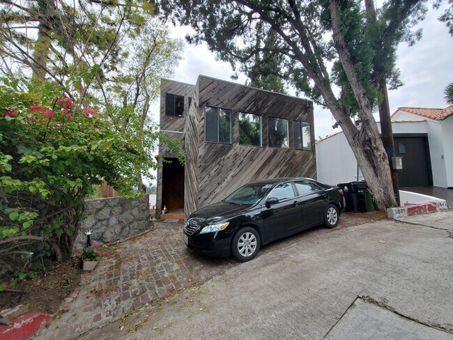 Fachada con plaza de aparcamiento - 2635 Hollyridge Dr