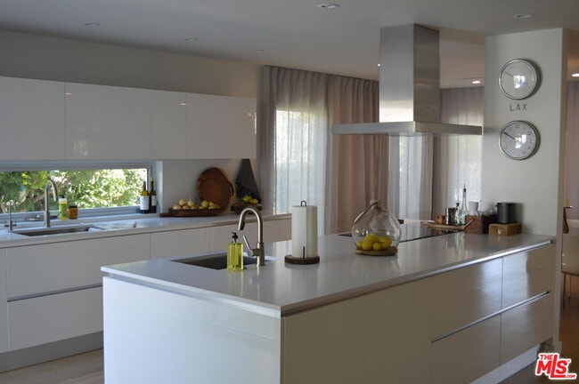 Building Photo - 2248 Greenfield Ave