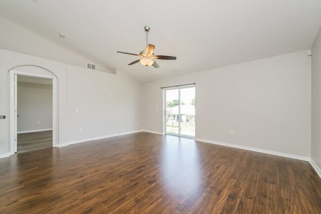 Foto del edificio - 8364 Greystone Dr