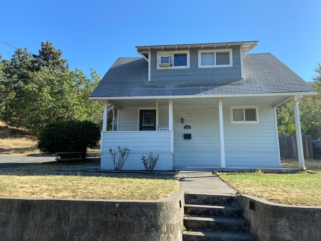 Foto principal - Cozy 3 Bedroom, 1 Bathroom Home with Spaci...