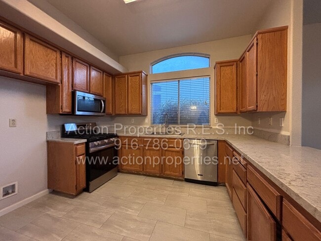 Foto del edificio - Updated 4 Bed, 2 Bath - 3 Car Garage - New Flooring - Close to Schools, Parks, and Shopping!