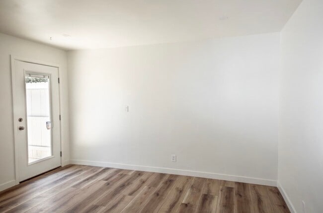 Building Photo - 439 S Evergreen Ave