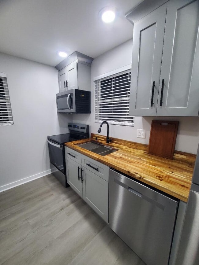 Building Photo - 290 Quick St