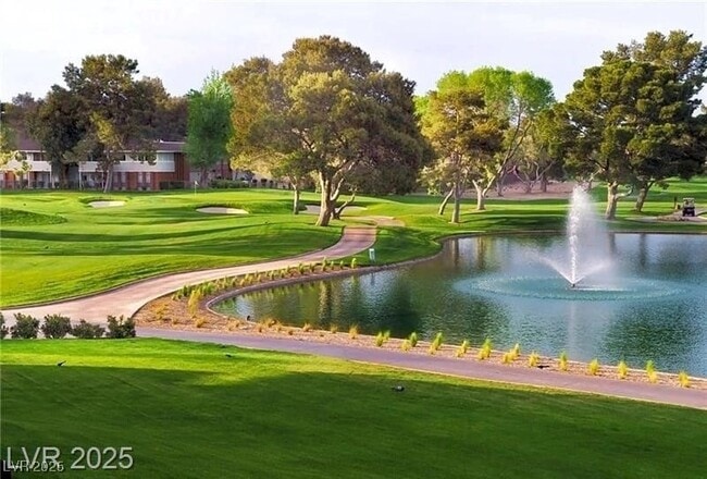 Building Photo - 3045 Pinehurst Dr