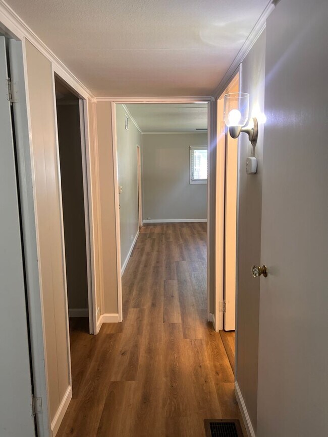 Foto del edificio - Comfortable 3-Bedroom Home with Large Yard and Convenient Location