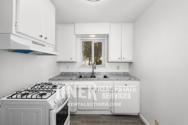 Building Photo - Charming Roseville Cottage