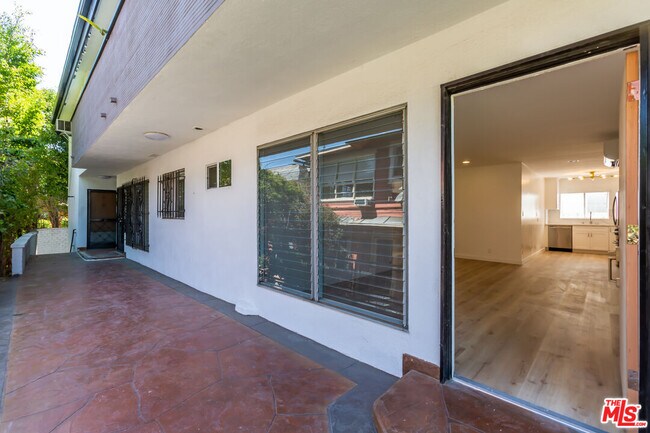 Foto del edificio - 1268 N Sweetzer Ave