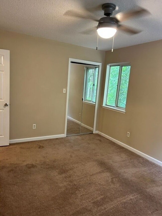 Foto del edificio - 6131 Old Plank Rd