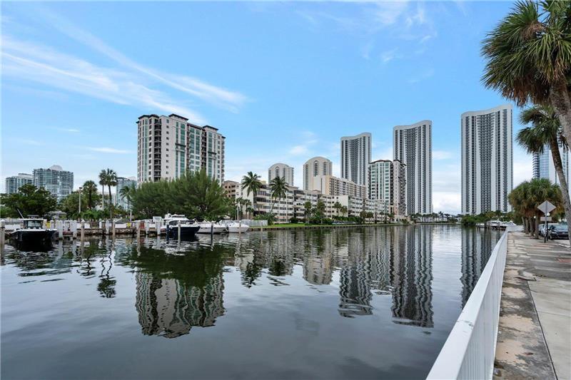 Photo - 300 Bayview Dr (Sunny Isles Beach, FL)
