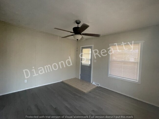 Building Photo - Spacious 2 Bedroom Home - Fenced Yard!