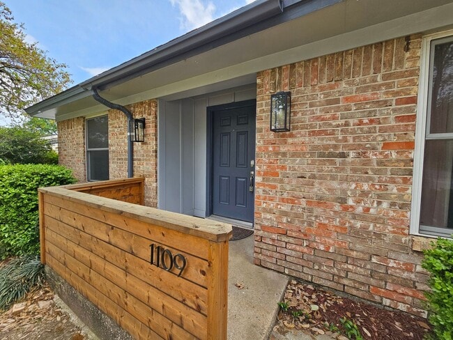 Building Photo - 1109 W Redbud Dr