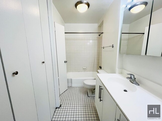 Foto del edificio - E 36th St | Alcove Studio | In-building laundry