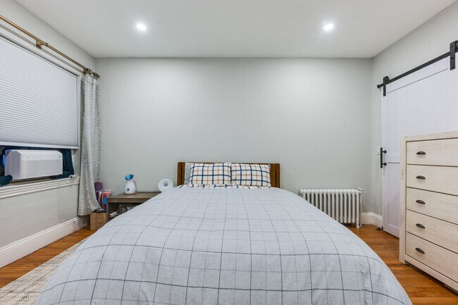 Building Photo - Super convenient location! Coolidge Corner! Beautifully renovated 1BR condo in the heart of Fenway!