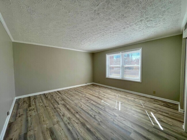 Building Photo - QUIET + CONVENIENT 1 Bedroom Available!