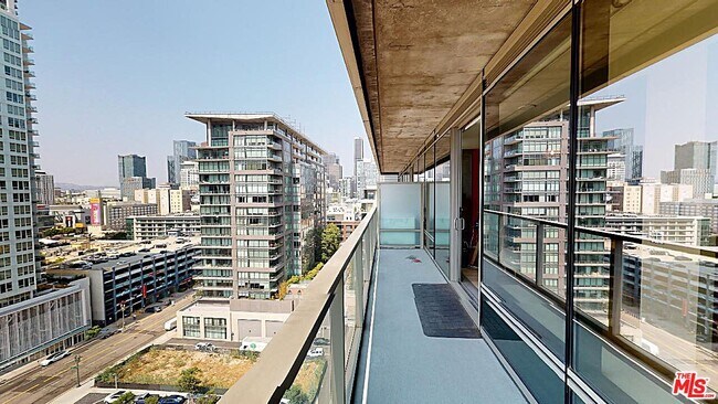 Foto del edificio - 1155 S Grand Ave