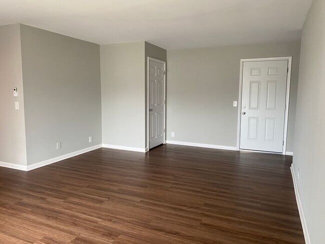 Foto del edificio - 2 Bedroom Unit was recently renovated. Liv...