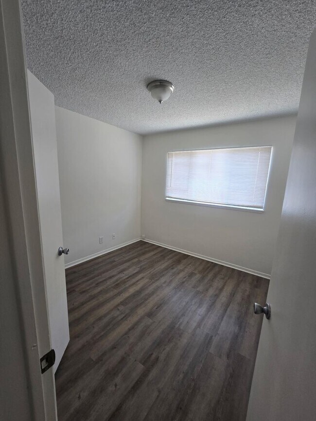 Foto del edificio - BUENA PARK 3 BEDROOM 2 BATH $3,975   (VALL...