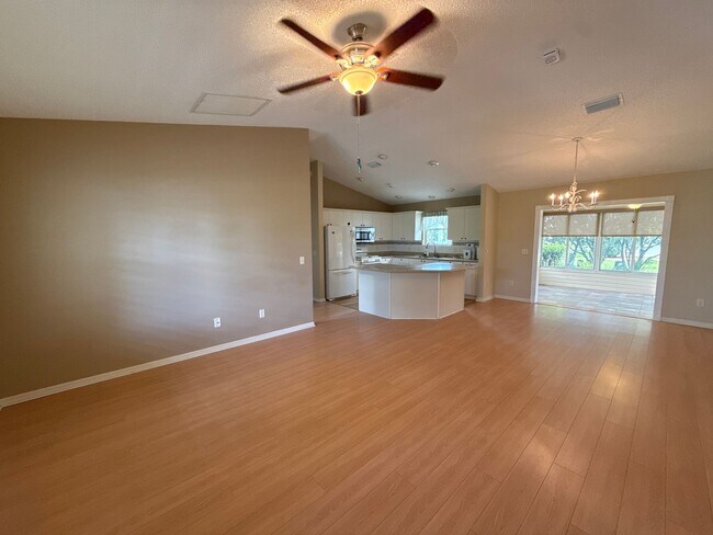 Foto del edificio - 55+ Community Living! Amazing Location!!! ...