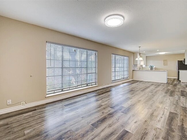 Bright nature light in living room - 2101 Fountain View Dr Apartment