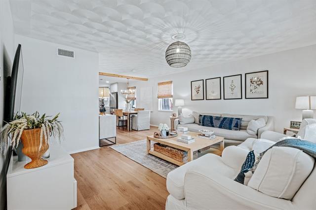 Foto del edificio - 10642 Mapleridge Dr