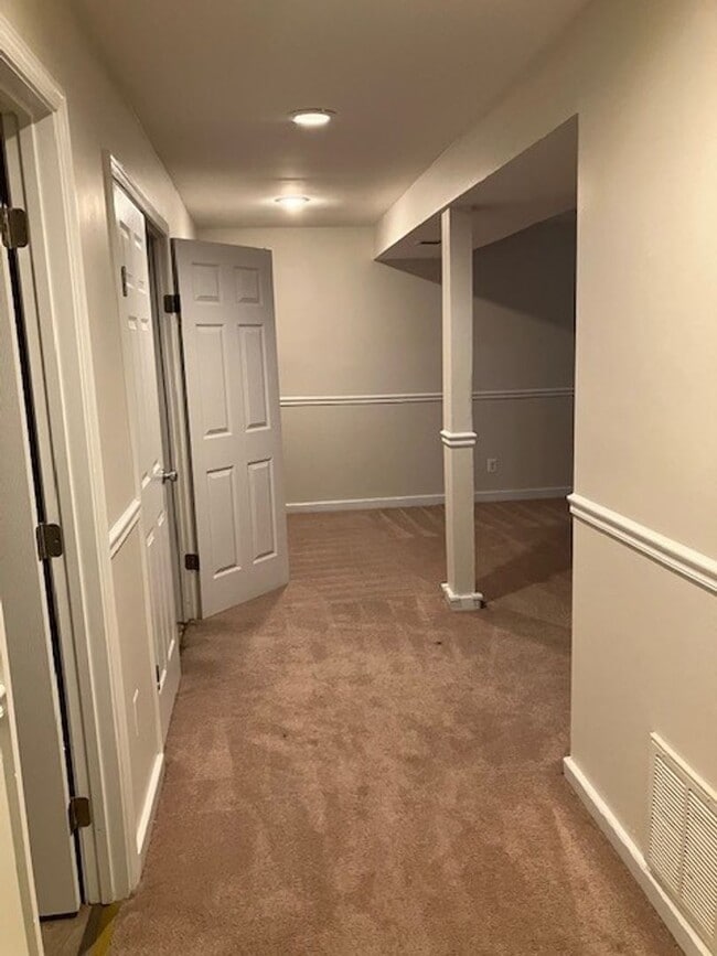Building Photo - SPACIOUS HOME ON LARGE LOT - 4 BEDS 2.5 BATHS