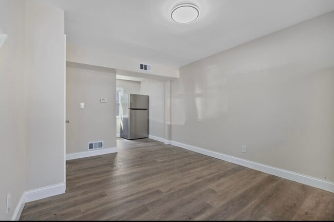 Building Photo - 482 E Norwich Ave