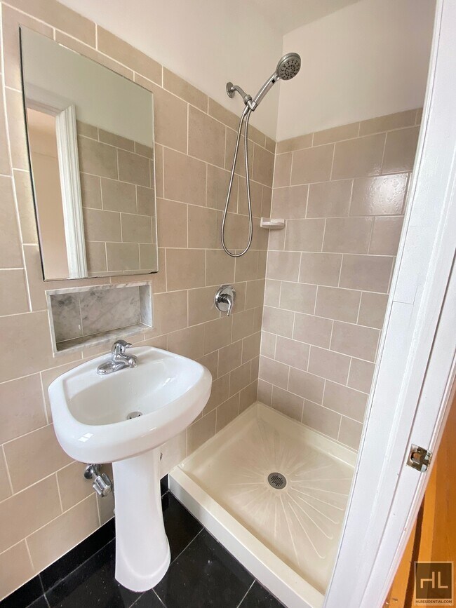 Foto del edificio - 1 bedroom Super clean rental ONLY $1850 Ne...
