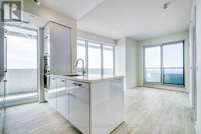Building Photo - 2221-2221 Yonge St
