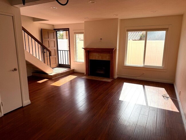 Building Photo - Beautiful 3 Bedroom 2.5 Bath