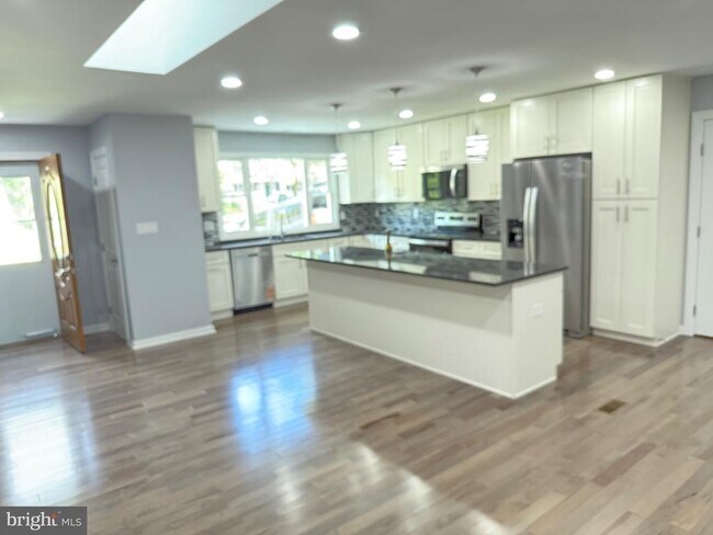 Foto del edificio - 7810 Newington Woods Dr