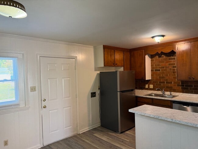 Building Photo - Adorable 2 Bedroom Convenient to I-29, Sho...