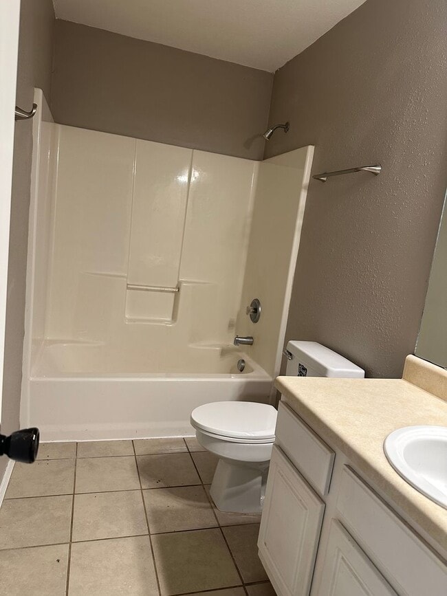 Building Photo - Great Location! Completely remodeled 3 bedroom 2 full bathroom home available now in battlefield!!