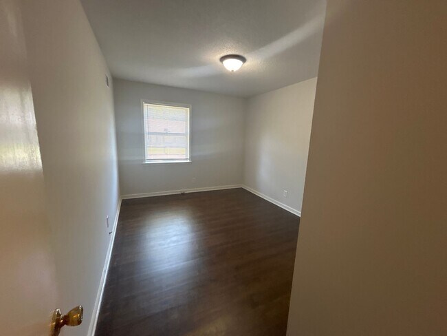 Building Photo - 3450 Glenshaw Dr