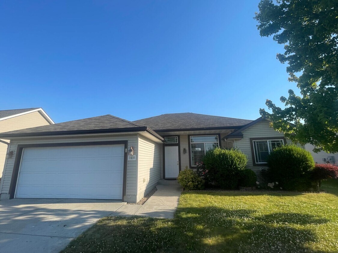 Foto principal - Sunshine Meadow 3 Bed/2 Bath Rancher