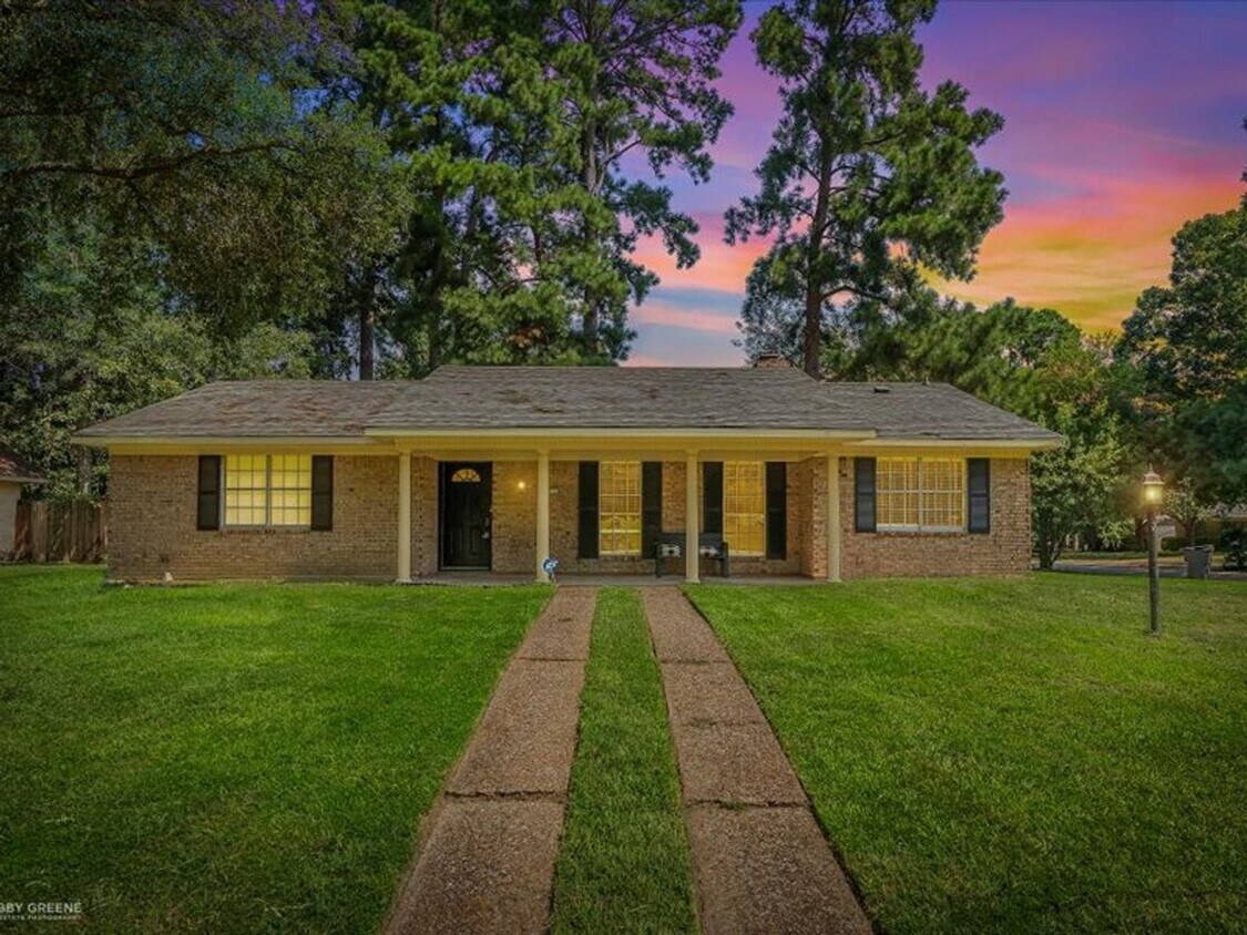 Primary Photo - Spacious 3/2 bedroom Home